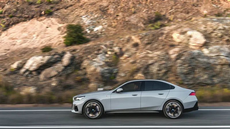 Un limbaj de design clar şi redus subliniază eleganţa şi prezenţa sportive ale noului BMW Seria 5 Sedan - Foto: BMW
