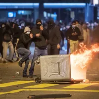 Proteste împotriva restricțiilor COVID, în Elveția. Poliția a folosit gloanţe de cauciuc și gaze. / Foto: agerpres.ro