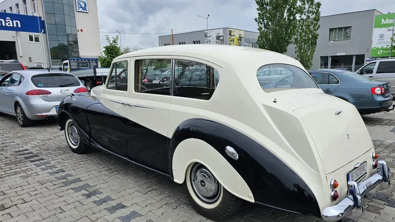 O limuzină Rolls Royce (RR) unică a fost surprinsă la inspecția periodică la RAR Iași - Foto: Facebook/Registrul Auto Român Oficial