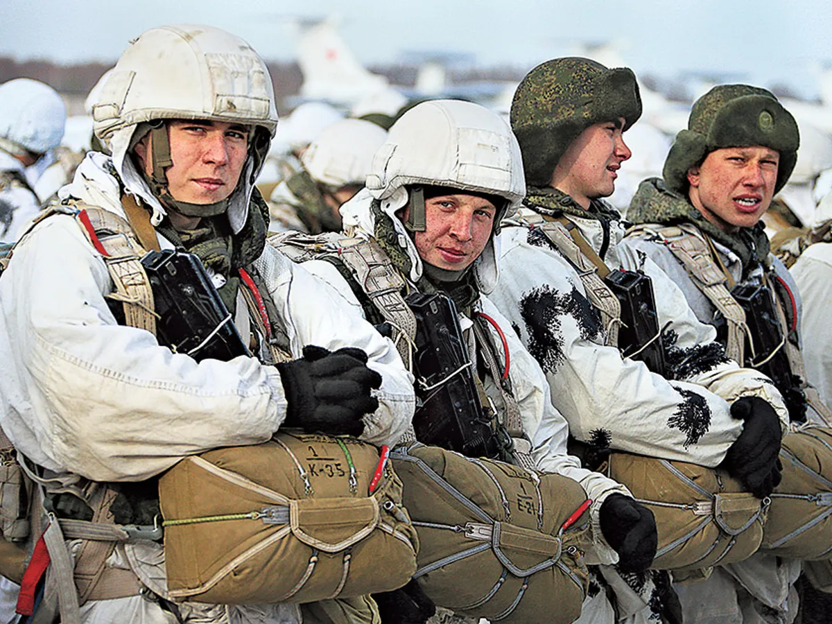 Militari din trupele aeriene rusești se pregătesc pentru exerciții militare pe aerodromul Severni