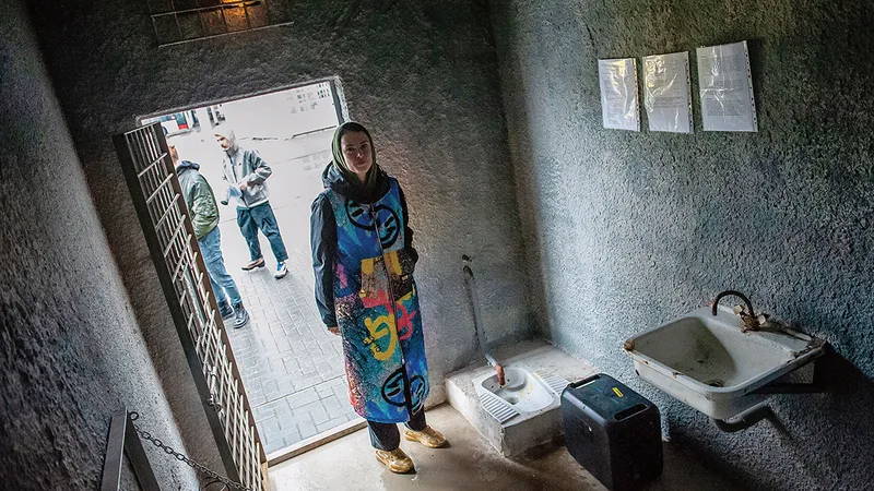 HAGA, MAI 2023 Susținători ai opozantului Aleksei Navalnîi prezintă  reproducerea unei celule în care era deținut opozantul, până la moartea acestuia, în 2024 - Foto: Profimedia Images
