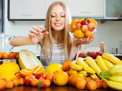 Femeei cu fructe - Foto: Freepik