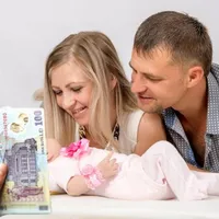 Suma medie plătită ca indemnizație pentru creșterea copilului a fost în luna martie de 2.854,65 lei - Foto: Profimedia Images