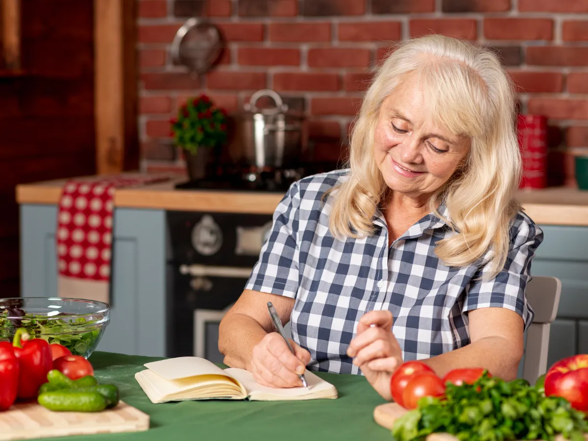 Femeie care își notează o rețetă - Foto: Freepik (Imagine cu rol ilustartiv)