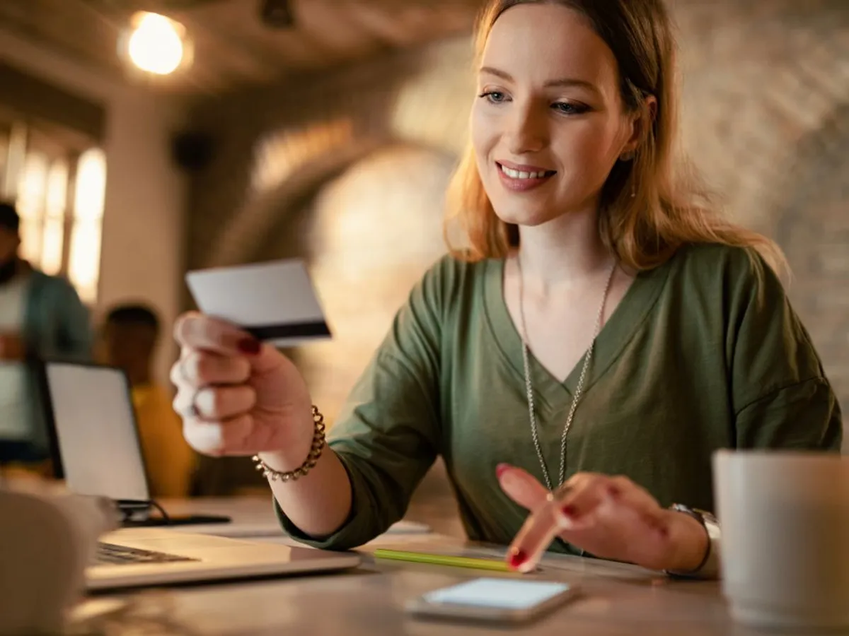 Cum poate să-şi deschidă un român un cont bancar în Ungaria? Ce trebuie să ştii, ca expat sau rezident străin