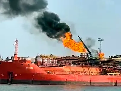 Filmare din partea românească a frontierei de pe Dunăre prezintă o navă de marfă încărcată cu gaz petrolier lichefiat atacată de drone rusești - Foto: Profimedia Images