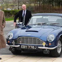 Prințul Charles și-a trecut mașina Aston Martin pe derivate din brânză și vin/foto: getty