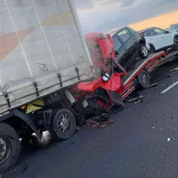 Un șofer român a murit strivit în Ungaria. S-a înfipt cu platforma cu mașini SH într-un TIR. - Foto: Facebook/Info Trafic 24