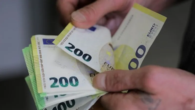 Românii plătesc mai mult la ratele în Euro Foto: Profimedia Images (imagine cu rol ilustrativ)