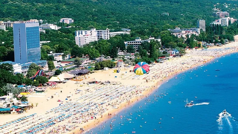 Plajă pe litoralul bulgăresc al Mării Negre Foto: geoalimar.ro