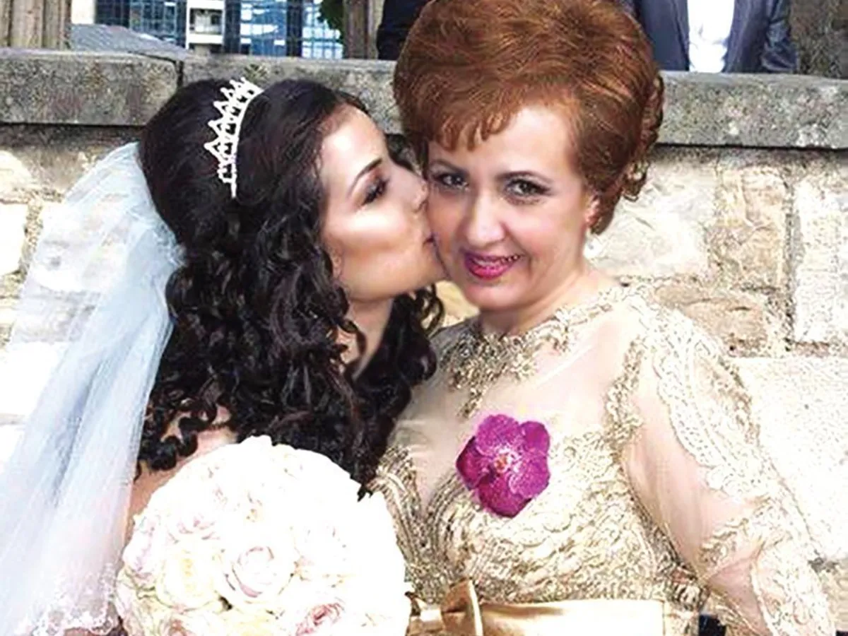 ASCENSIUNE -  Domnișoara Arcan, din prezentatoare meteo, șefă peste funcționarii publici. Mama ei (dreapta) este senatoare PSD