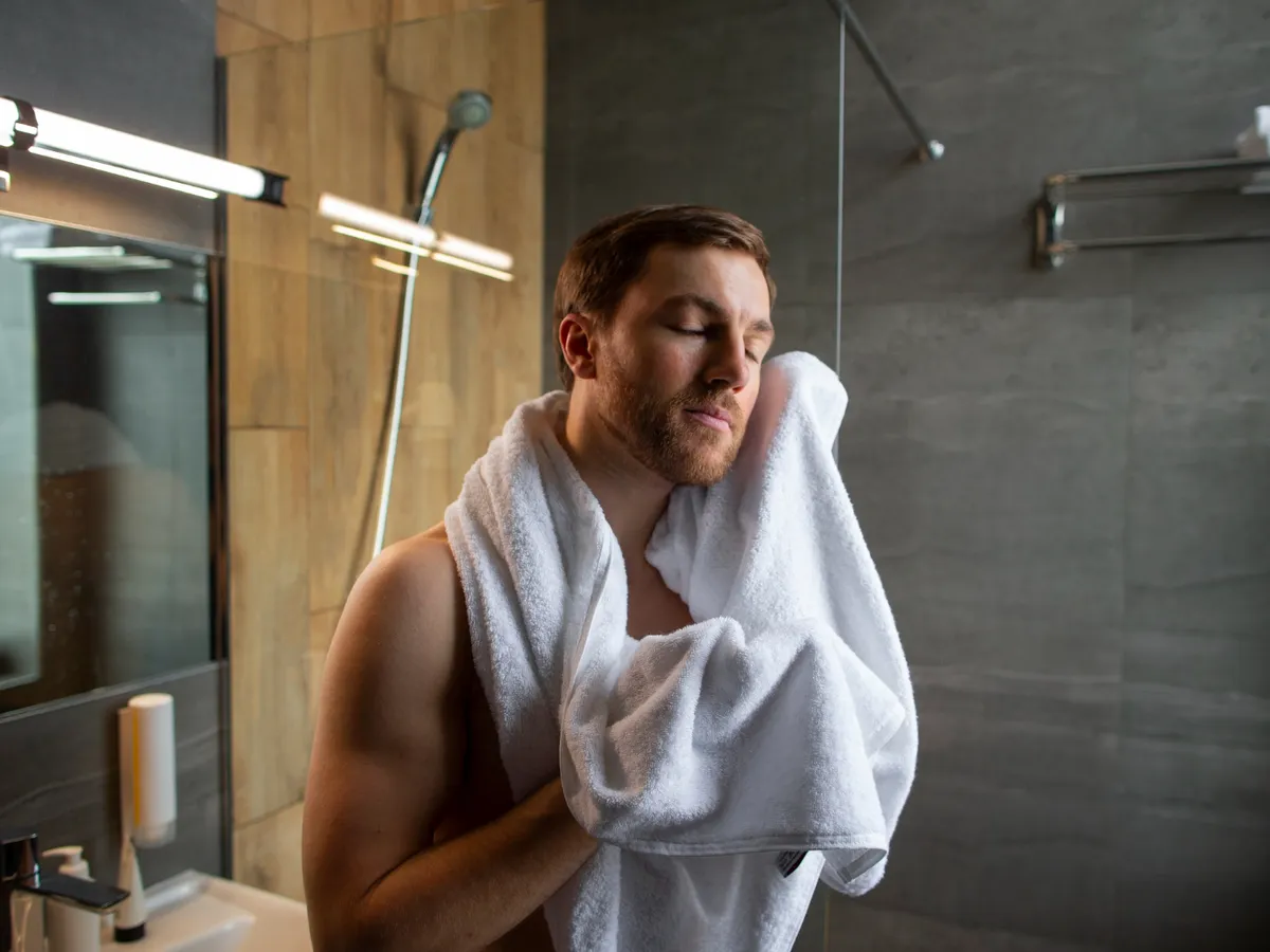 De ce să renunți la dușul fierbinte după ce ai intrat în casă? Rutina greșită care te poate îmbolnăvi iarna