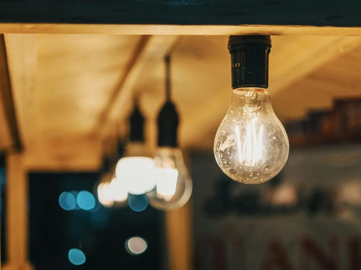 Rând de becuri cu filament - Foto: Pexels/FOX ^.ᆽ.^= ∫