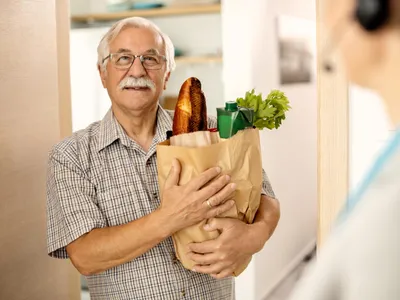 Pensionar întors de la piață - Foto: Freepik
