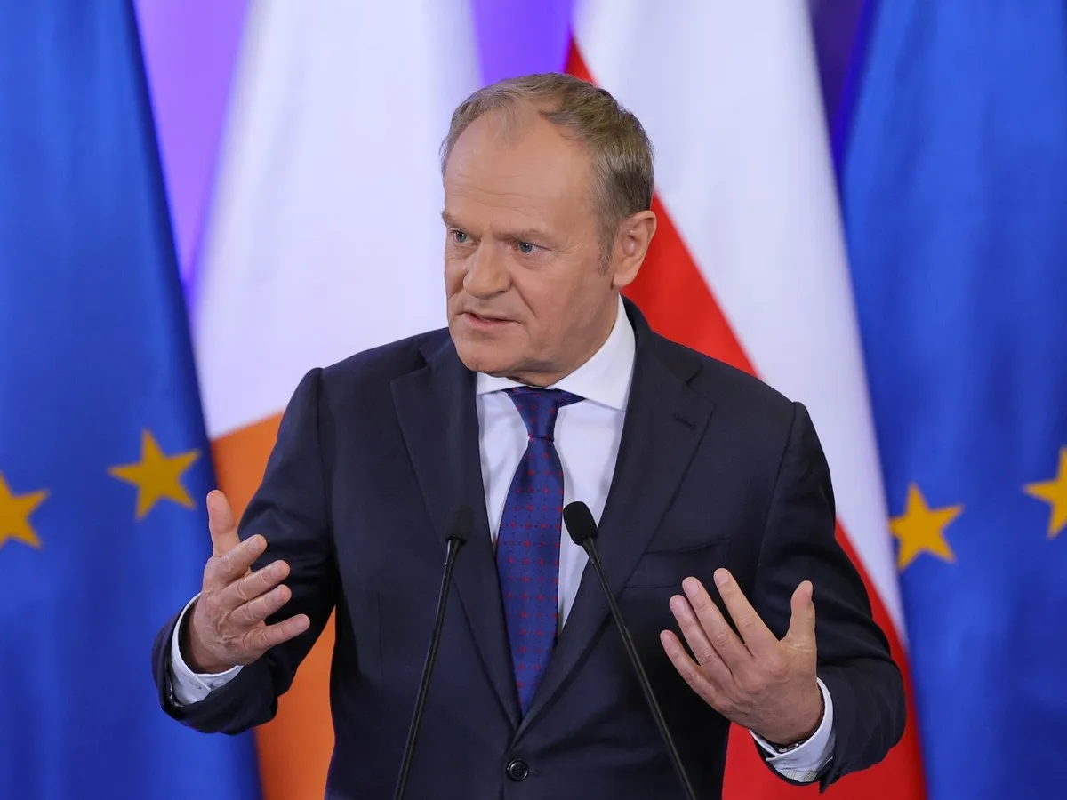 Scandal și în Polonia pe vaccinurile Pfizer. Trebuie să dea 1300.000 €. Tusk: „din păcate, nu este o glumă”