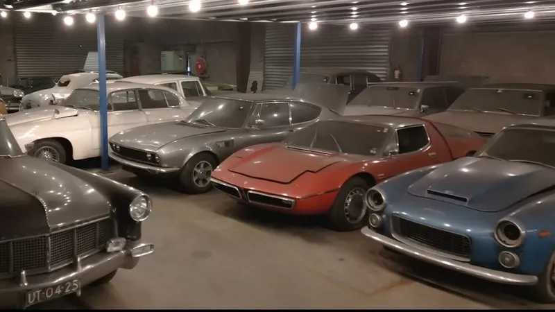230 de mașini rare, descoperite într-o fostă biserică și două hale. - Foto: captură video