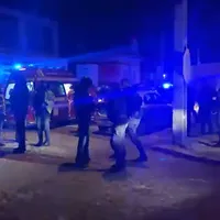 Un băiat de 16 ani, înjunghiat și o mașină distrusă într-o răfuială a interlopilor din Craiova Foto: captură Youtube
