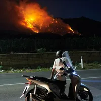Incendiu masiv de vegetație în Napoli. Un celebru traseu către munte a fost închis turiștilor - Foto: Getty
