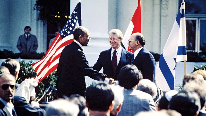 Anwar Sadat, aici cu Carter și Begin, a fost asasinat după ce a făcut pace cu Israelul