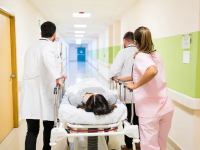 I s-a făcut rău și a chemat ambulanța. Medicul i-a spus să sune „un prieten”. A plătit 300 de lei - Foto: Freepik (rol ilustrativ)