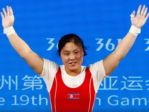 Nou record mondial la haltere, stilul smuls. Nord-coreeana Kim Il Gyong a ridicat 111 kg - Foto: rappler.com