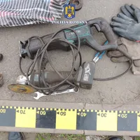 Hoții erau echipați cu scule speciale pentru a tăia tabla Foto: Poliția Română