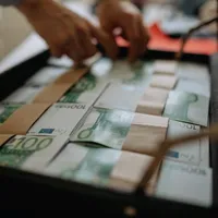 Cum să fentezi legea cumpărându-ţi laptop, smartwatch, maşină şi casă, pe firmă, şi scapi nepedepsit - Foto: pixnio/Marko Milivojevic/CC0
