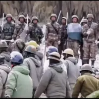 O mână de indieni au bătut măr cu bâte și pietre 300 de soldați chinezi la frontiera din Himalaya - Foto: X/@clashreport