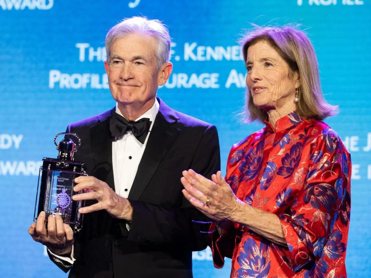 Jerome Powell primind premiul John F. Kennedy pentru curaj de la Caroline Kennedy, scriitoare, avocată şi diplomată, singurul copil în viaţă al lui JFK - Foto: Profimedia Images