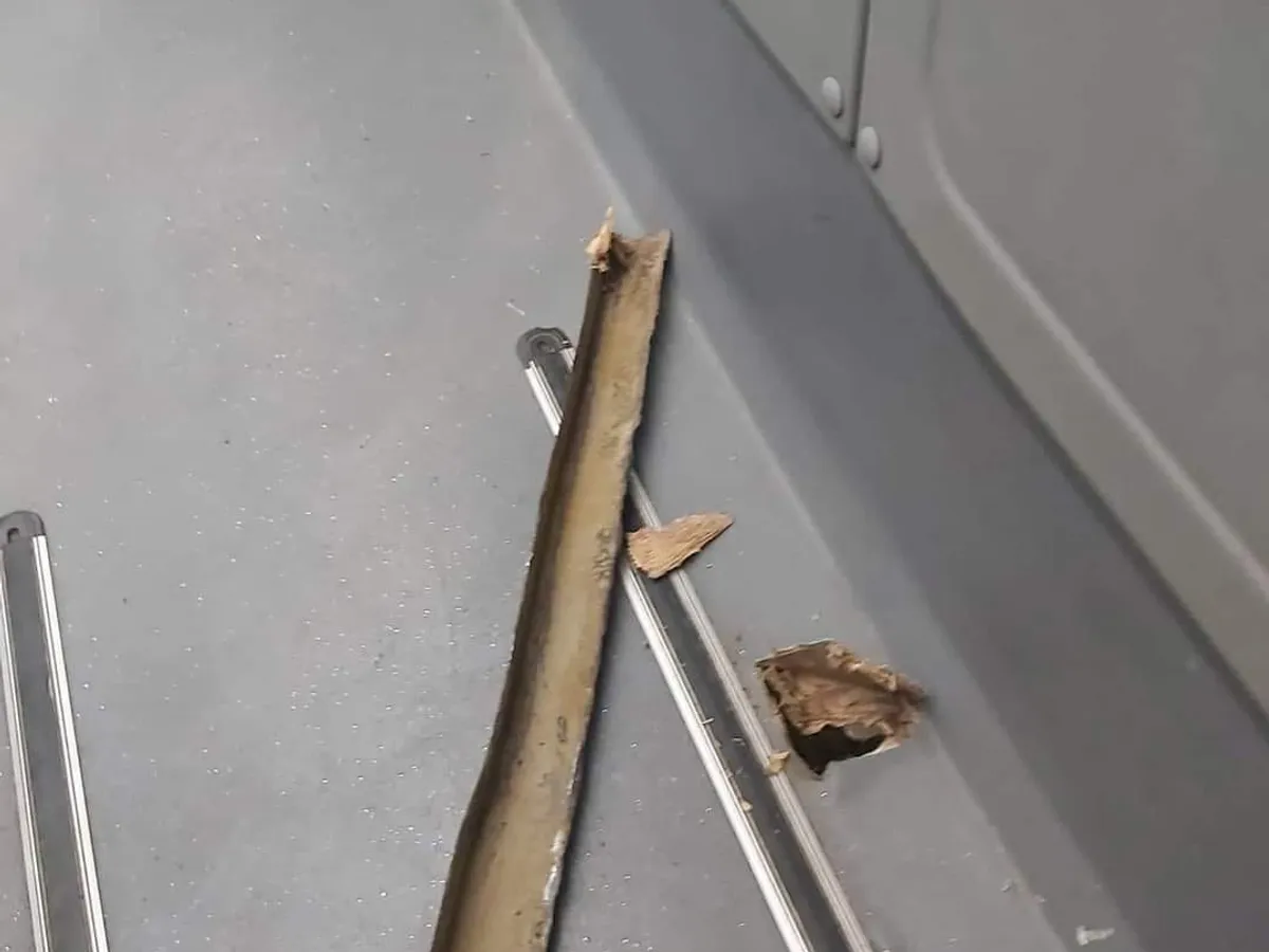 Un autobuz STB, străpuns de șina de tramvai pe care circula. Fierul a ieșit în cabină - Foto: Facebook/STB Tribuna angajatilor