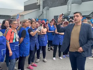 George Simion, baie de mulțime într-o fabrică de încălțăminte. Aplaudat ca pe Ceaușescu