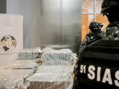 Forţele SIAS păzesc o captură de droguri realizată de DIICOT, în Vamă - Foto: INQUAM PHOTOS/Ovidiu Micsik