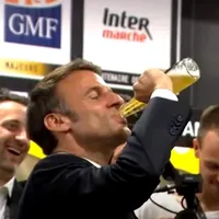 Macron, președintele Franței, băutor de bere „profesionist”. A golit sticla în 17 secunde - Foto: captură video