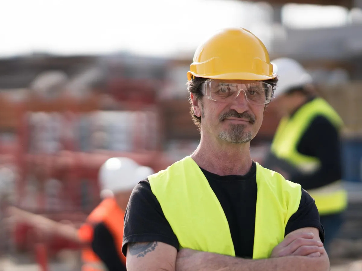 Bărbat cu cască - Foto: Freepik (rol ilustrativ)