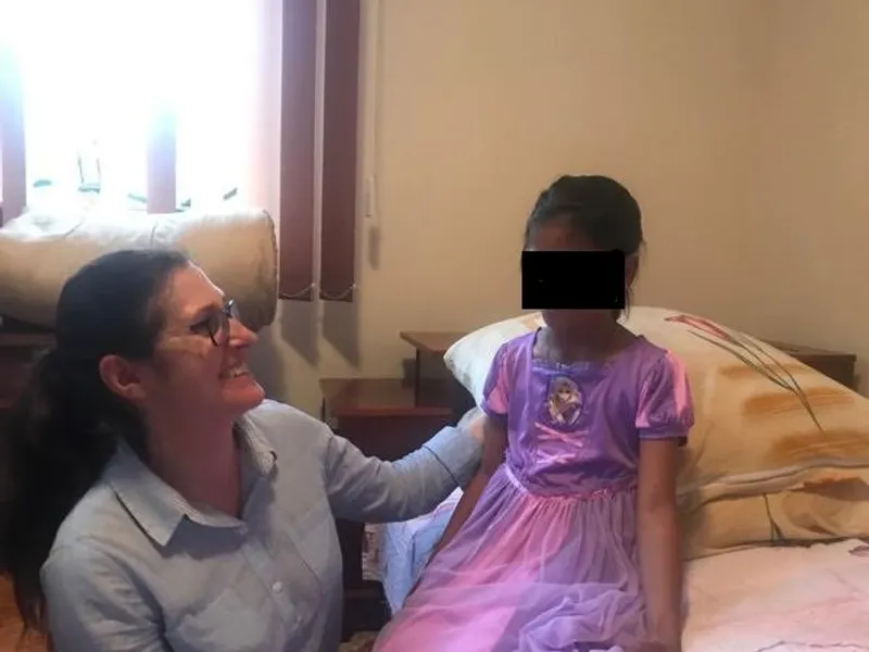 Sorina alături de mama adoptivă. Sursa: Mediafax