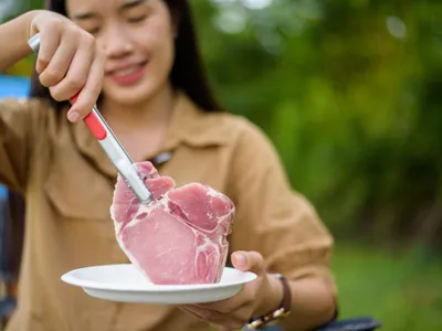 Cum dezgheți carnea, rapid pentru masa de Paști? Nu cu apă caldă și nici la temperatura camerei! - Foto: Freepik (imagine cu rol ilustrativ)