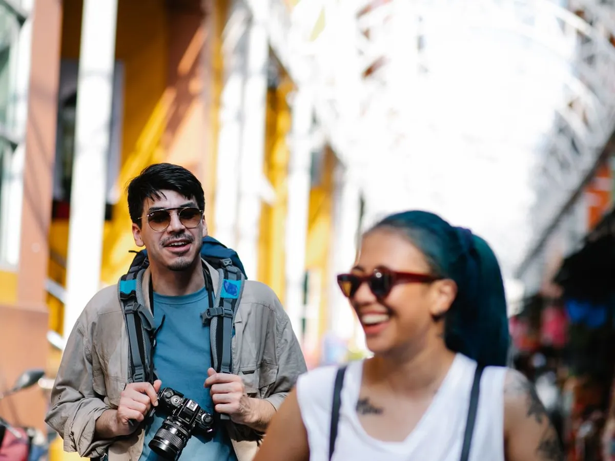 Turiști veseli care se plimbă printr-o piață  - Foto: Pexels (Imagine cu rol ilustrativ)