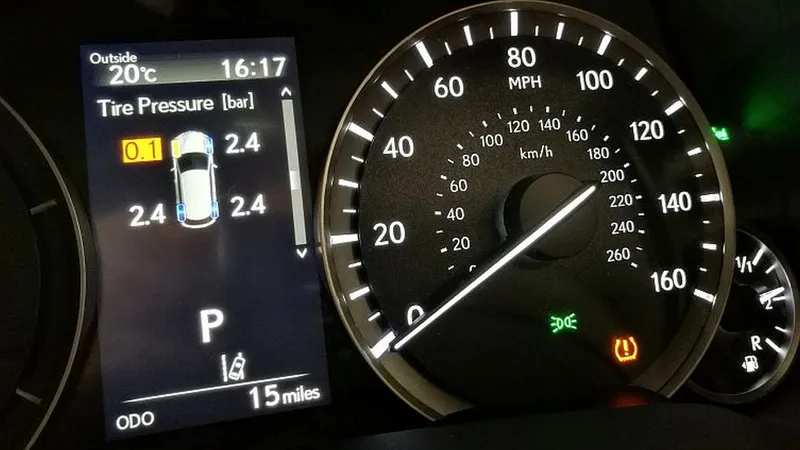Martorul din bord ca o vază cu striații pe fund pe care șoferii nu trebuie să-l ignore la drum - Foto: lexus.co.uk