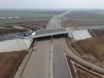 Un pod de pe Autostrada Bucureștiului a fost inaugurat, deși lucrările nu sunt gata - Foto: captură video