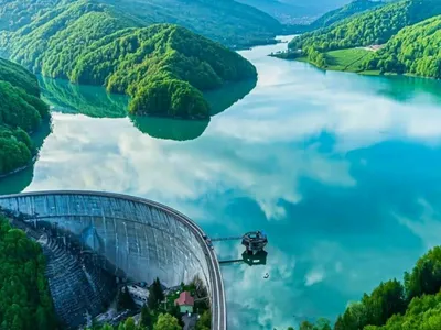 Ape Foto: Discovering Romania