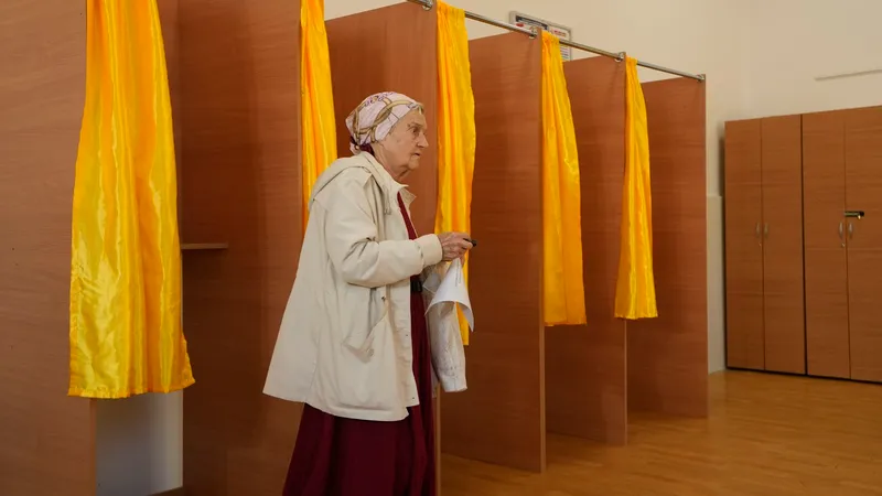 Alegeri prezidențiale. S-au deschis urnele de votare. 18.000.000 de români sunt așteptați la urne - Foto: Profimedia Images