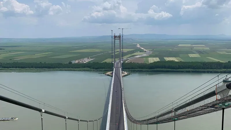 Autoritățile se laudă pe toate canalele că „Golden Gate”-ul din Brăila, podul de 500 de milioane de euro peste Dunăre, este aproape gata și au început testele de rezistență - Foto: Facebook/Directia Regionala de Drumuri si Poduri Buzau