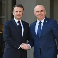 Ilie Bolojan a fost primit de Emmanuel Macron, la Summitul Bunăvoinţei, de la Paris - Foto: Profimedia Images