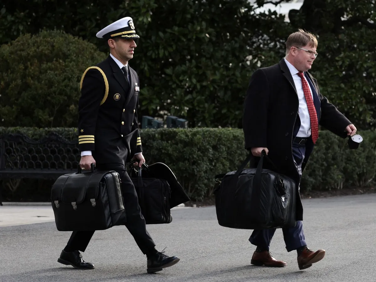 Militari SUA cu servieta cunoscută și sub numele de „mingea de fotbal nucleară”, cu coduri de lansare pentru arme nucleare - Foto: Profimedia Images