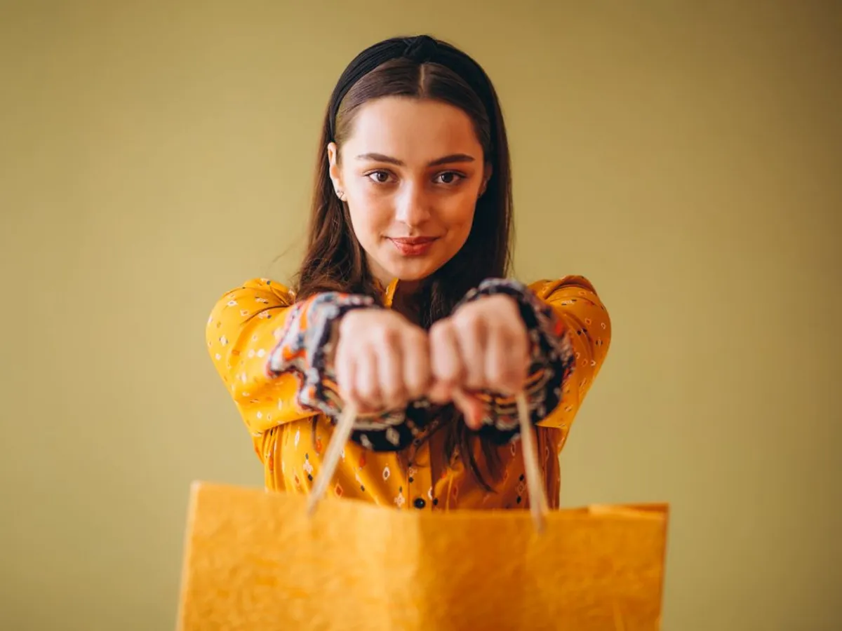Când au dreptul să te controleze în geantă paznicii din mall și supermarket? Unde încep abuzurile?