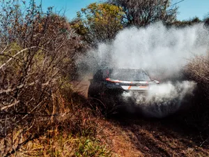Raliul Safari al Africii de Sud: Sébastien Loeb, pe locul 3, cu Dacia Sandrider, după prima zi - Foto: Dacia