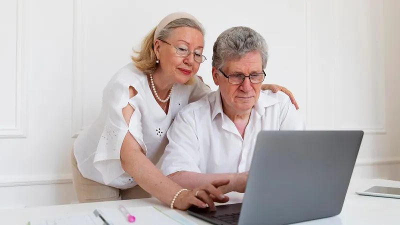 O nouă escrocherie diabolică fură pensie din conturile pensionarilor. Ce mesaje primesc oamenii - Foto: Freepik (rol ilustrativ)