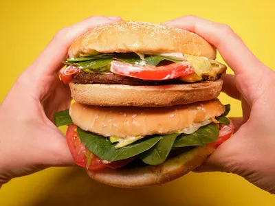 Hamburger cu carne şi roşii - Foto: Pexels/Alena Shekhovtcova