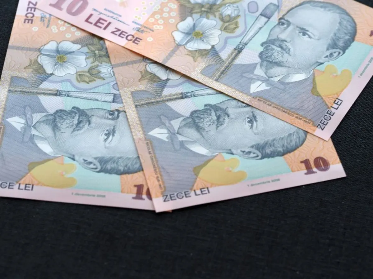 Românii cu salariu mai mic de 5.700 de lei vor plăti impozit mai mic cu sute de lei. De când? - Foto: Profimedia Images