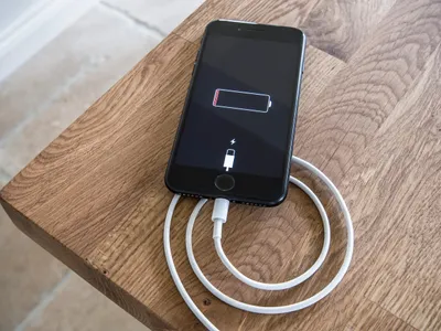 Nu vă mai încărcați telefonul așa! Metoda, interzisă de producători. Vă distruge rapid bateria - Foto: Profimedia images